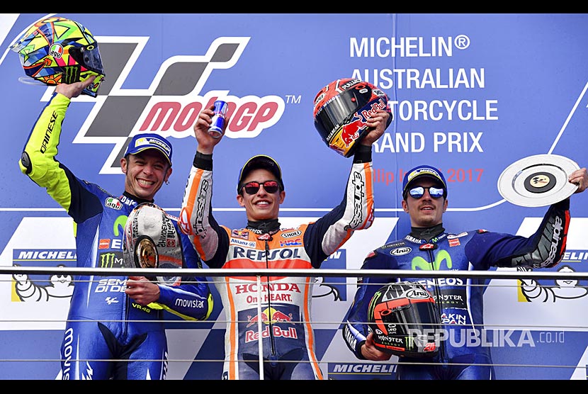 Marc Marquez (tengah) di atas podium bersama Valentino Rossi, (kiri) dan Maverick Vinales (kanan), setelah finish di posisi 1,2 dan 3 pada MotoGP Australia di Sirkuit Phillip Island  , Australia,