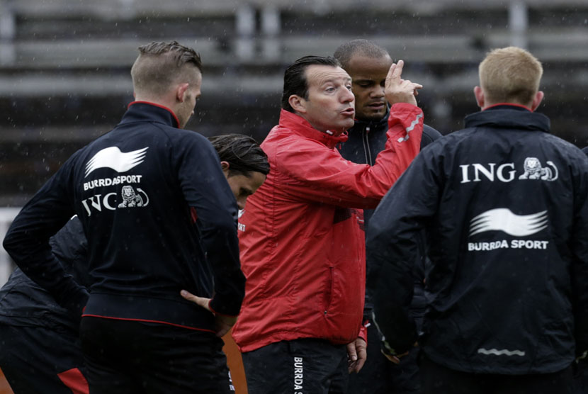 Marc Wilmots (tengah) 