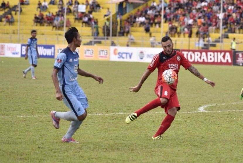 Marcel Silva (kanan) salah satu pencetak gol Semen Padang lawan Persela Lamongan.