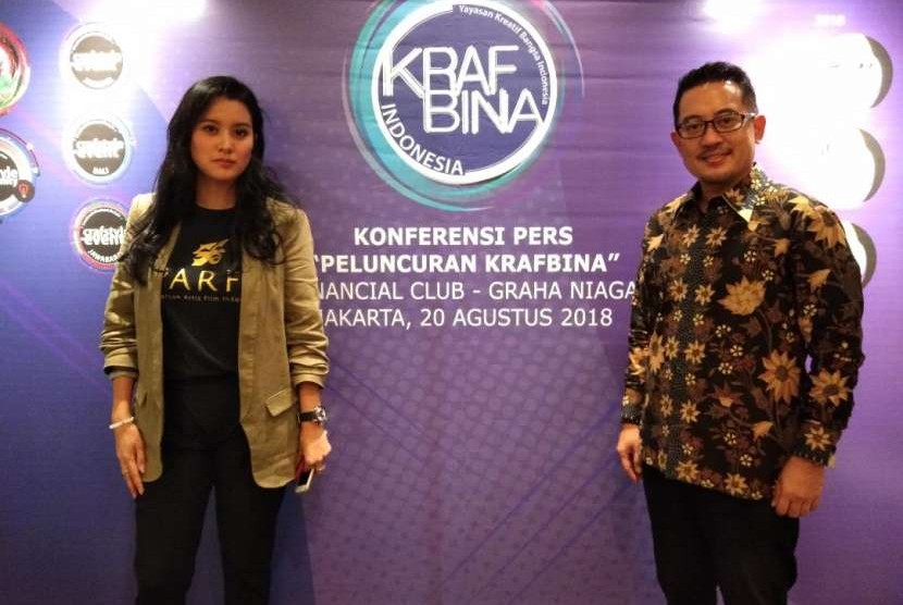 Marcella Zalianty dan Ketua KRAFBINA, Luwi Saluadji Purboningrat, dalam acara peluncuran KRAFBINA di Financial Club Graha CIMB Niaga Jakarta.