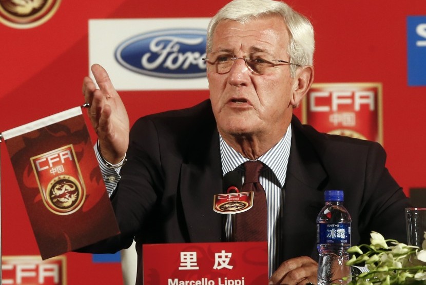 Marcello Lippi memberikan keterangan pers di Beijing, Cina, Jumat (28/10). Lippi ditunjuk sebagai pelatih timnas Cina pada pekan ini.