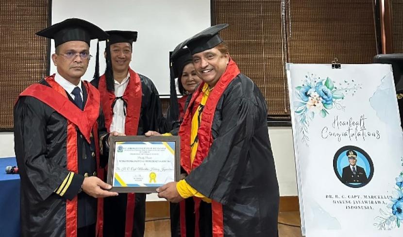 CMR University India menganugerahkan gelar doktor kehormatan untuk pengamat Maritim dari Indonesia Dr (HC ) Capt Marcellus Hakeng Jayawibawa, SSiT, M Mar.