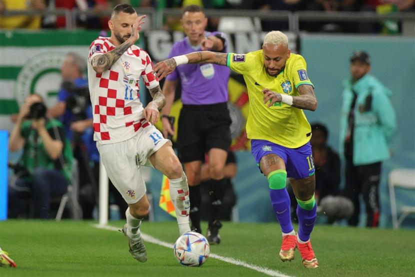  Marcelo Brozovic (Kiri) dari Kroasia beraksi melawan Neymar dari Brasil selama pertandingan sepak bola perempat final Piala Dunia FIFA 2022 antara Kroasia dan Brasil di Education City Stadium di Doha, Qatar, Jumat (9/12/2022).