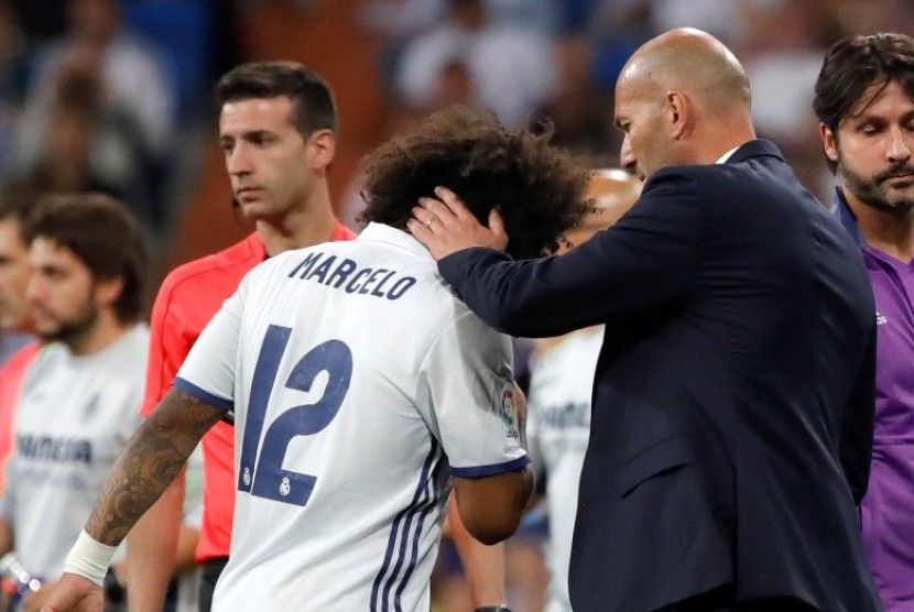 Marcelo dihibur oleh pelatihnya Zinedine Zidane saat keluar lapangan aibat cedera.