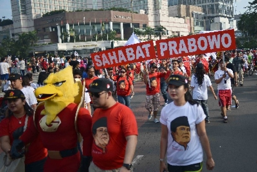 Marching Band Sahabat pasangan calon presiden-wakil presiden Prabowo-Hatta beraksi memainkan musik saat car free day di Bundaran HI, jakarta, Ahad (25/5).