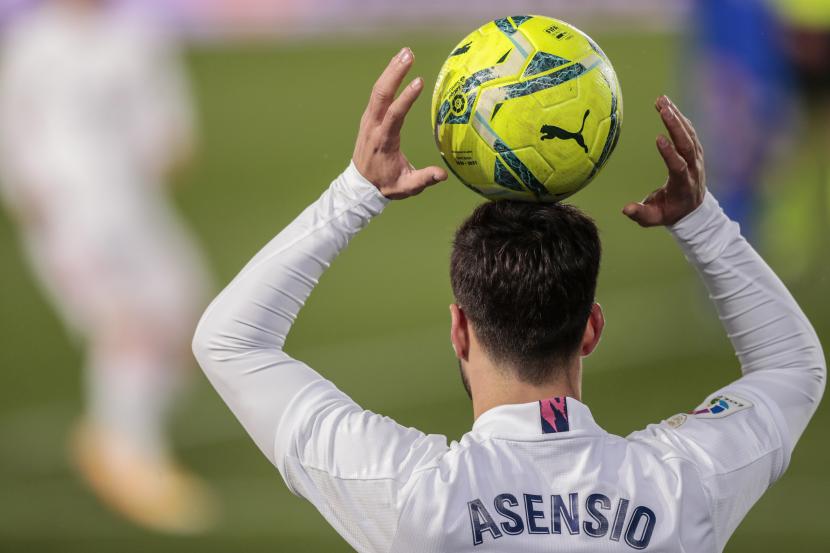 Marco Asensio dari Real Madrid memegang bola selama pertandingan sepak bola La Liga Spanyol antara Real Madrid dan Getafe di stadion Alfredo di Stefano di Madrid, Spanyol, Selasa, 9 Februari 2021.