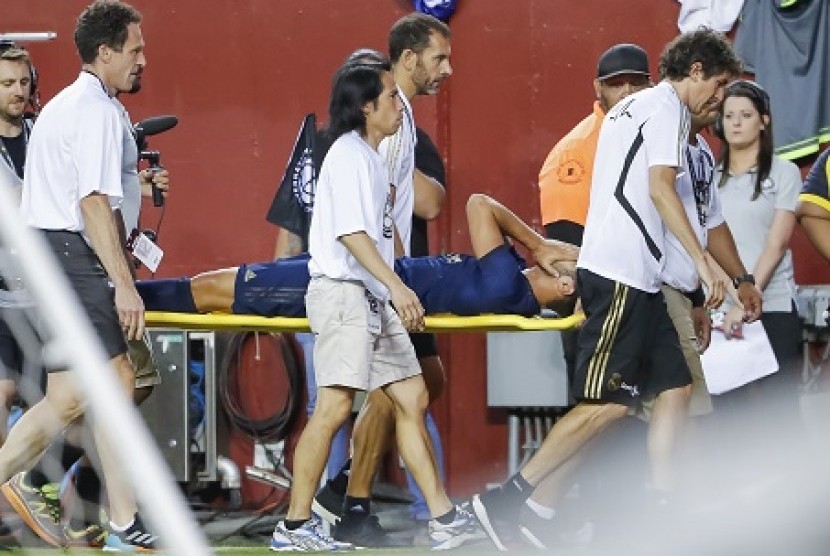 Marco Asensio ditandu setelah cedera saat Real Madrid menghadapi Arsenal pada laga pramusim di Amerika Serikat, Rabu (24/7).
