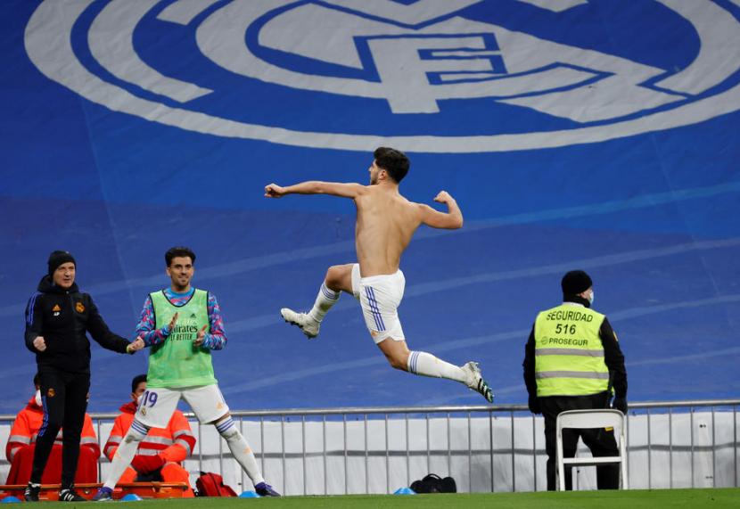 Marco Asensio (melompat) merayakan golnya yang membawa Real Madrid mengalahkan Granada 1-0 di Santiago Bernabeu,dalam lanjutan La Liga Spanyol, Senin (7/2/2022) dini hari WIB.