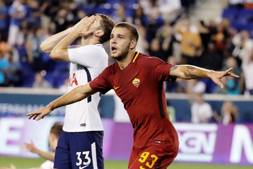 Marco Tumminello merayakan golnya yang mengantarkan AS Roma menang 3-2 atas Tottenham Hotspur.