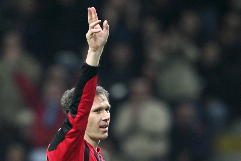 Marco van Basten berseragam AC Milan pada suatu laga persahabatan di San Siro, Maret 2006.