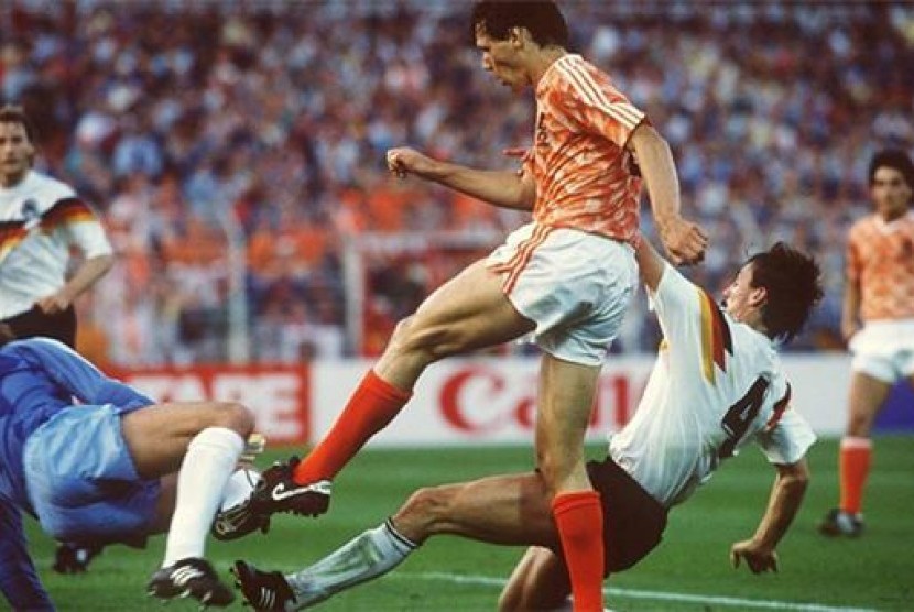 Marco van Basten, striker timnas Belanda, membawa timnya melenggang ke final Piala Eropa 1988 dengan menekuk Jerman Barat 2-1.