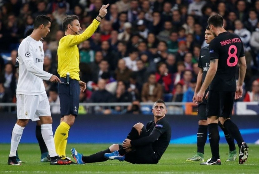 Marco Verratti (duduk) menahan sakit.