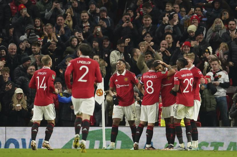 Marcus Rashford dari Manchester United, kanan ketiga, dikerumuni oleh rekan satu timnya setelah mencetak gol  selama pertandingan sepak bola Liga Inggris Primer Inggris antara Manchester United dan Nottingham Forest, di Old Trafford di Manchester, Inggris Rabu, 28 Desember 2022. 