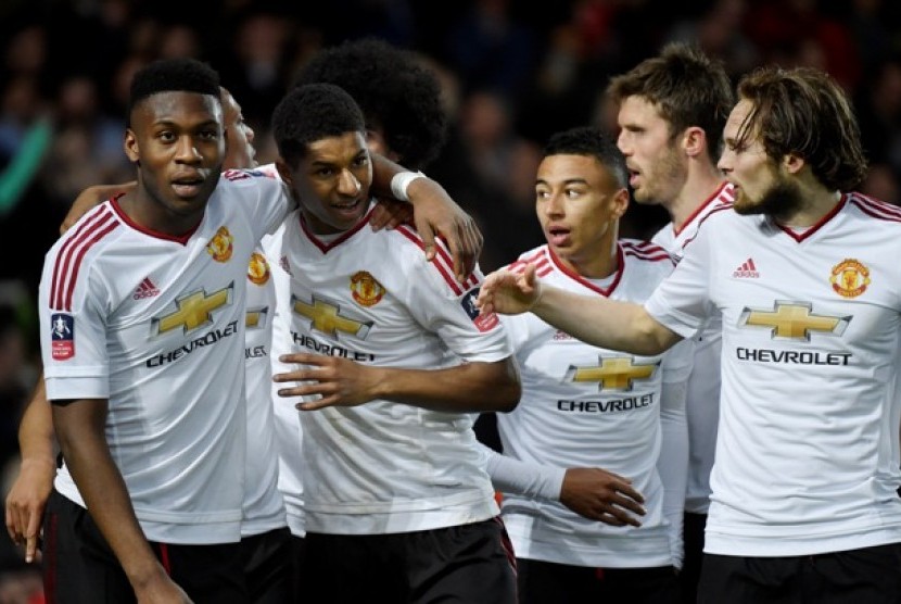 Marcus Rashford (kedua kiri) merayakan golnya ke gawang West Ham United bersama para pemain Manchester United.