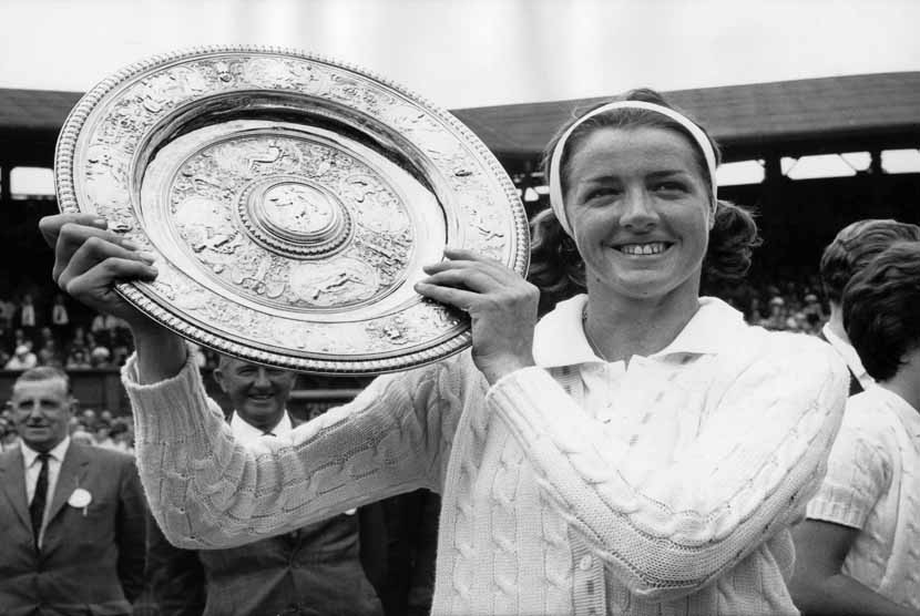 Margaret Smith Court saat menjuarai turnamen grand slam Wimbledon 1963. (file)