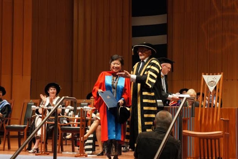 Mari Elka Pangestu saat menerima gelar Honoris Causa  Doctor of Letter dari College of Business and Economics, Australian National University (ANU).