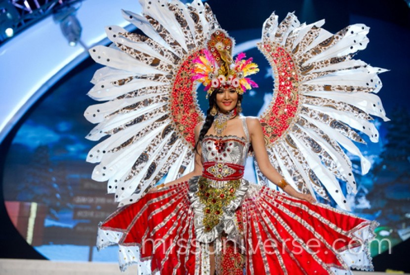 Maria Selena dengan kostum Burung Garuda di ajang Miss Universe 2012