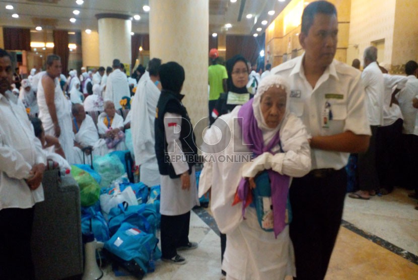  Marianah Darasu (89 tahun), jamaah tertua dari Kloter 1 Embarkasi Jakarta dibopong petugas PPIH Daker Makkah setelah turun dari bus.