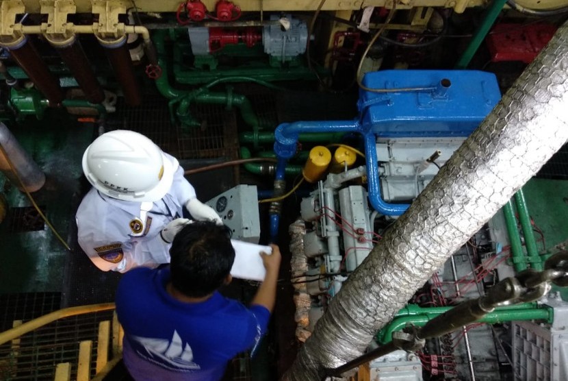 Marine Inspector dari Direktorat Perhubungan Laut Kementerian Perhubungan melakukan uji petik di kapal yang berada di Pelabuhan Labuan Bajo, Nusa Tenggara Timur (NTT). 