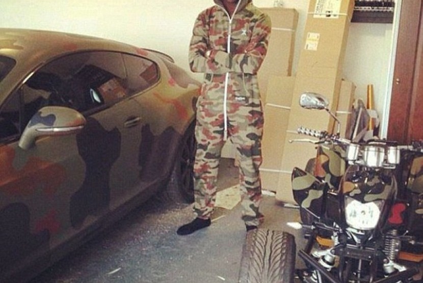 Mario Balotelli dalam balutan pakaian ala tentara.