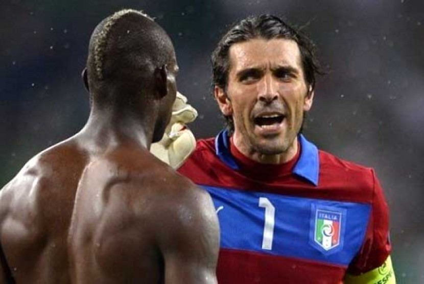 Mario Balotelli dan Buffon dikabarkan bertengkar di ruang ganti Italia, pascakekalahan 0-4 atas Spanyol di final Piala Eropa 2012.