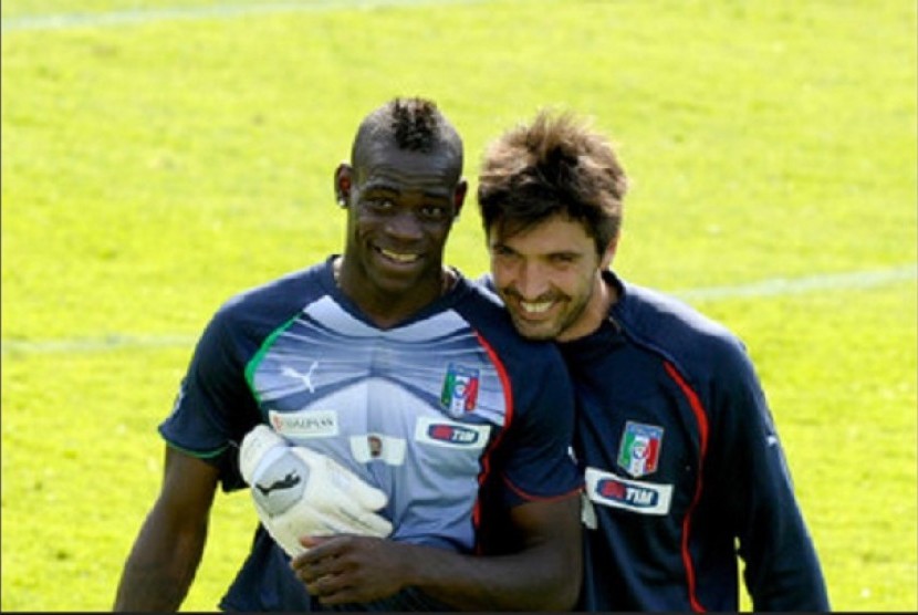 Mario Balotelli dan Gianluigi Buffon