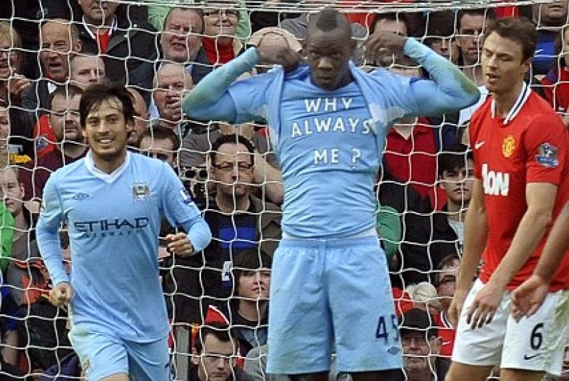 Mario Balotelli dengan kausnya bertuliskan --Why Always Me--