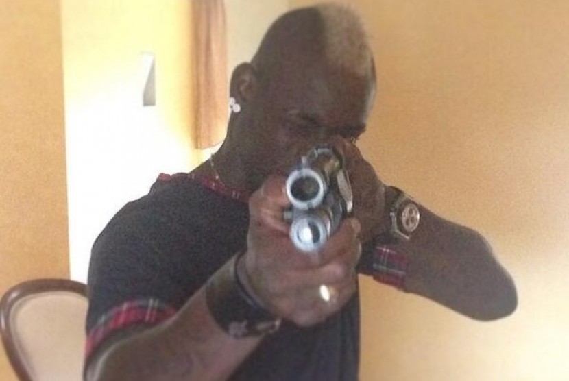 Mario Balotelli dengan pistol di tangannya