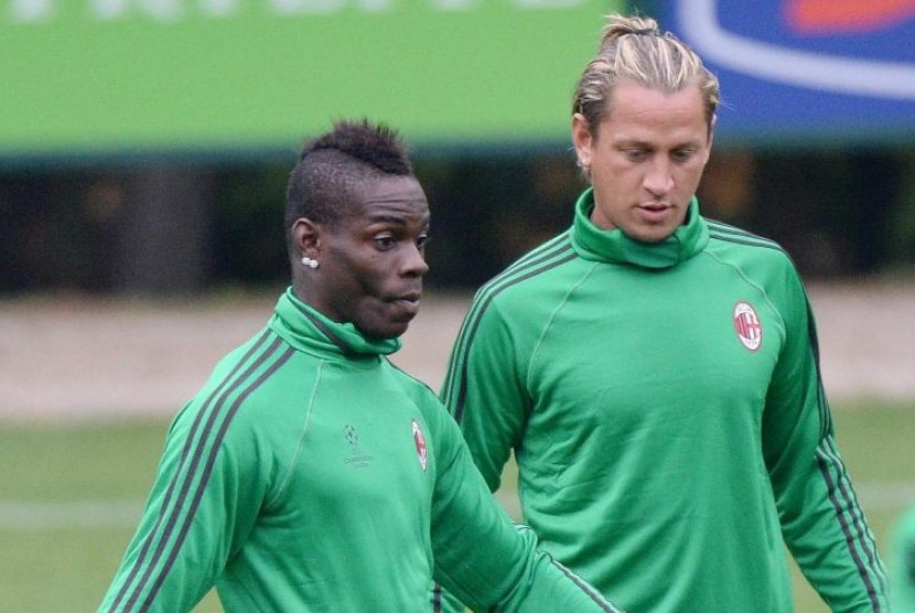 Mario Balotelli (kiri) dan Philippe Mexes.