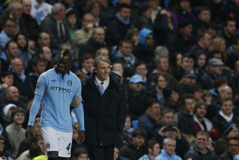 Mario Balotelli (kiri) dan Roberto Mancini  