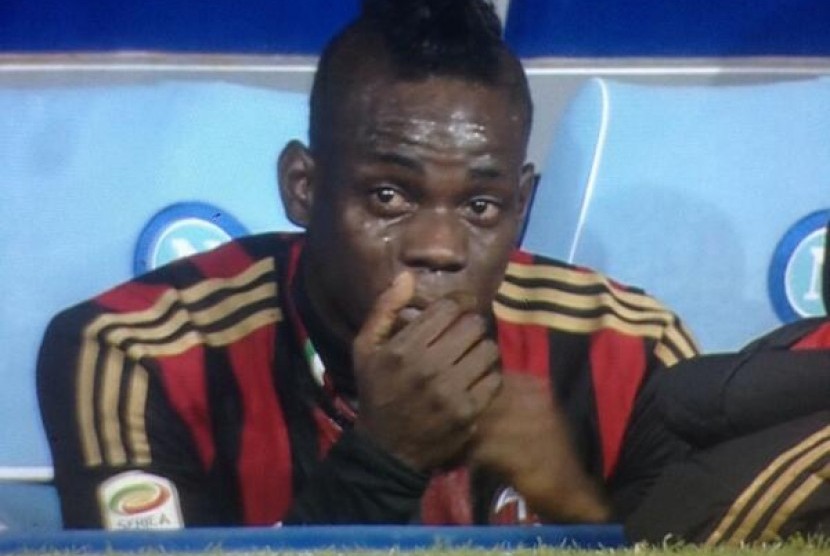 Mario Balotelli menangis.