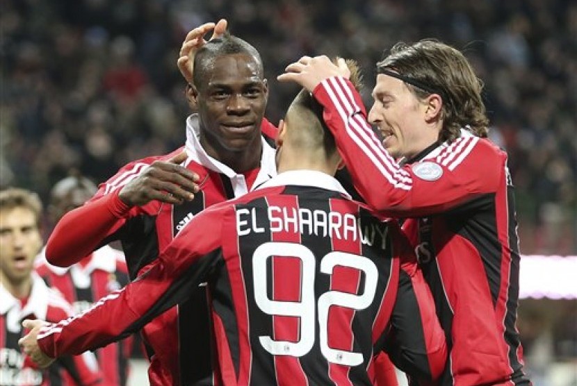 Mario Balotelli merayakan gol debutnya untuk AC Milan pada laga melawan Udinese, Senin (4/2) dini hari WIB.