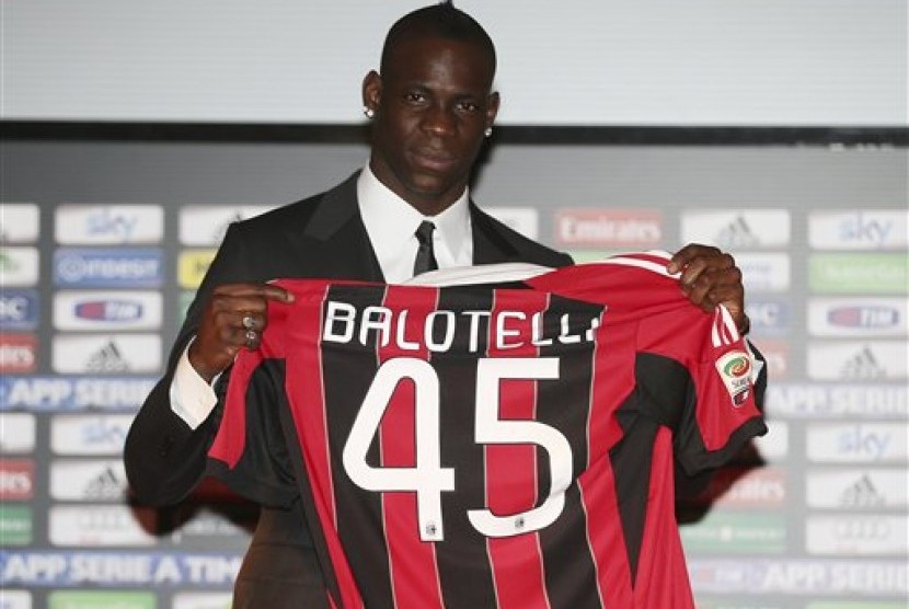 Mario Balotelli saat diperkenalkan kepada wartawan di markas AC Milan.