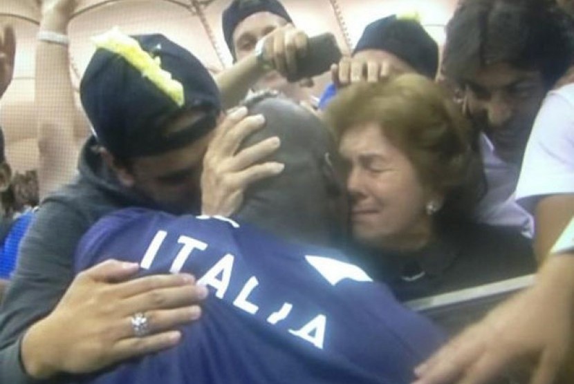 Mario Balotelli saat memeluk ibu angkatnya. Dalam jumpa pers ia mengaku mengatakan --Gol-gol itu untukum--
