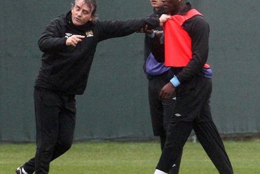 Mario Balotelli terlihat bersitegang dengan Roberto Mancini pada sesi latihan Manchester City, Kamis (3/1).