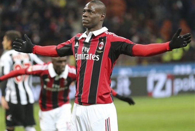 Mario Balotelli usai mencetak gol lewat titik putih melawan Udinese, Senin (4/2) dini hari. Dua gol Balotelli memastikan kemenangan Milan 2-1.