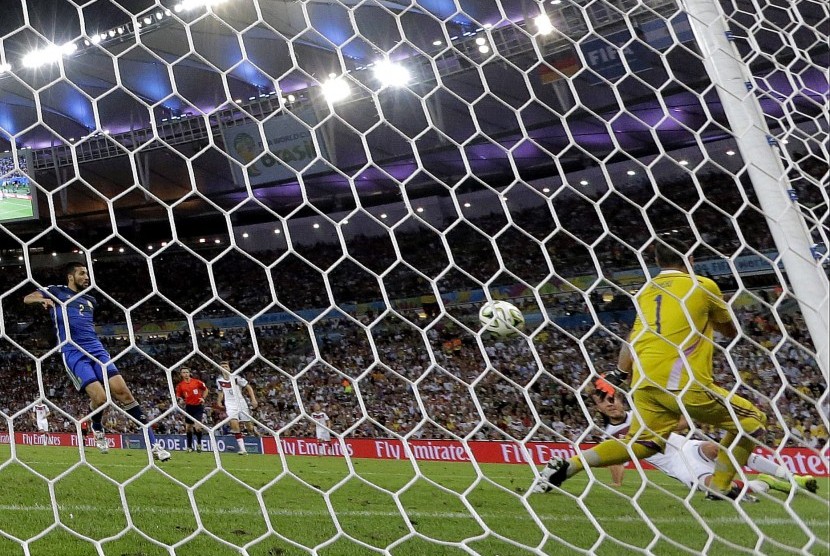 Mario Goetze menjebol gawang penjaga gawang Argentina Sergio Romero di laga final Piala Dunia 2014