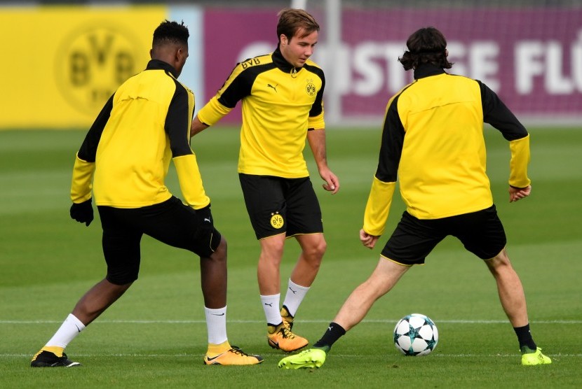 Mario Goetze (tengah) dan pemain Borussia Dortmund berlatih di Jerman, pada Senin (25/9) jelang laga Liga Champions melawan Real Madrid.