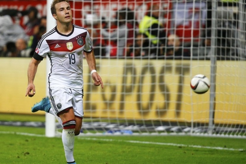 Mario Goetze usai mencetak gol ke gawang Polandia.