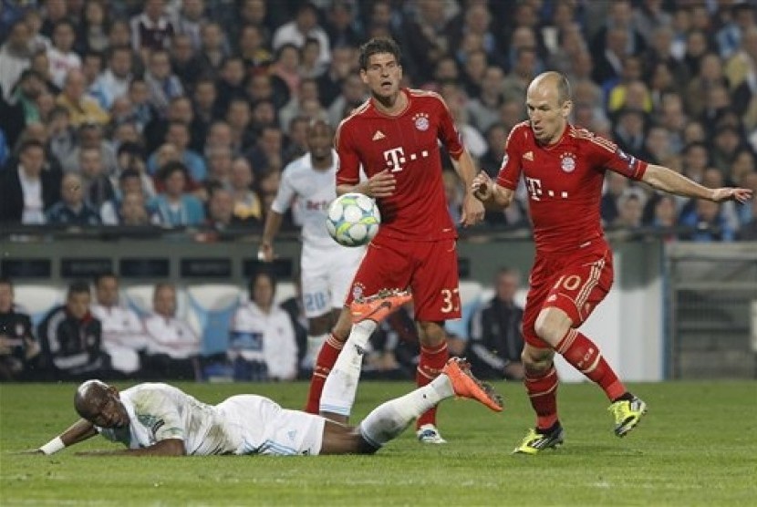 Mario Gomez  dan Arjen Robben. (Foto: Laurent Cipriani/AP)