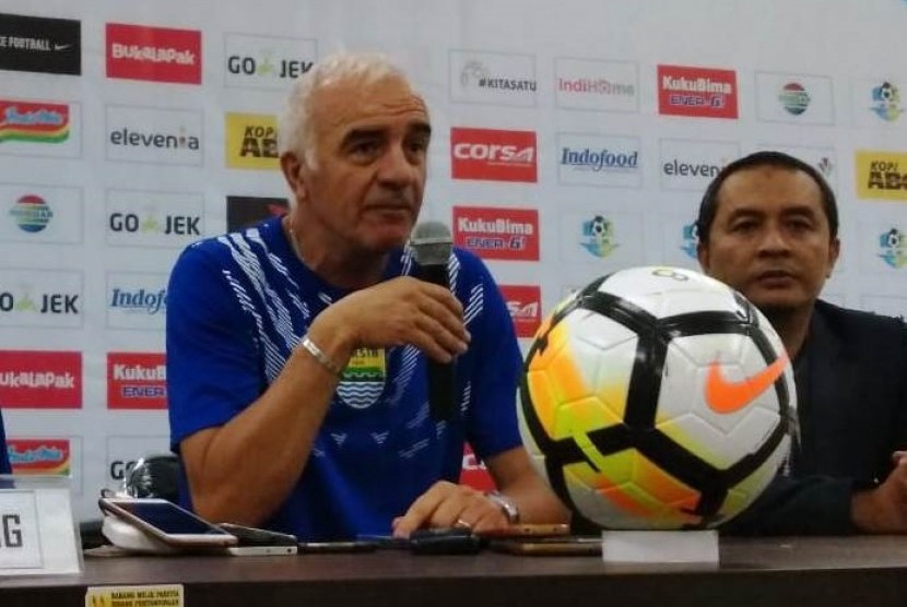 Pelatih Persib Bandung Mario Gomez (kiri).