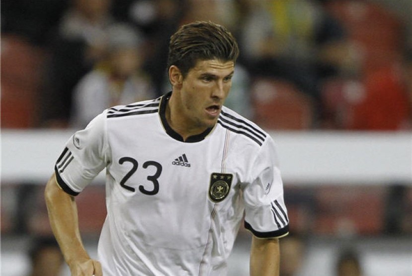 Mario Gomez, striker timnas Jerman, mengontrol bola saat laga persahabatan lawan Brazil di Stuttgart, Jerman, pada Agustus 2011. 