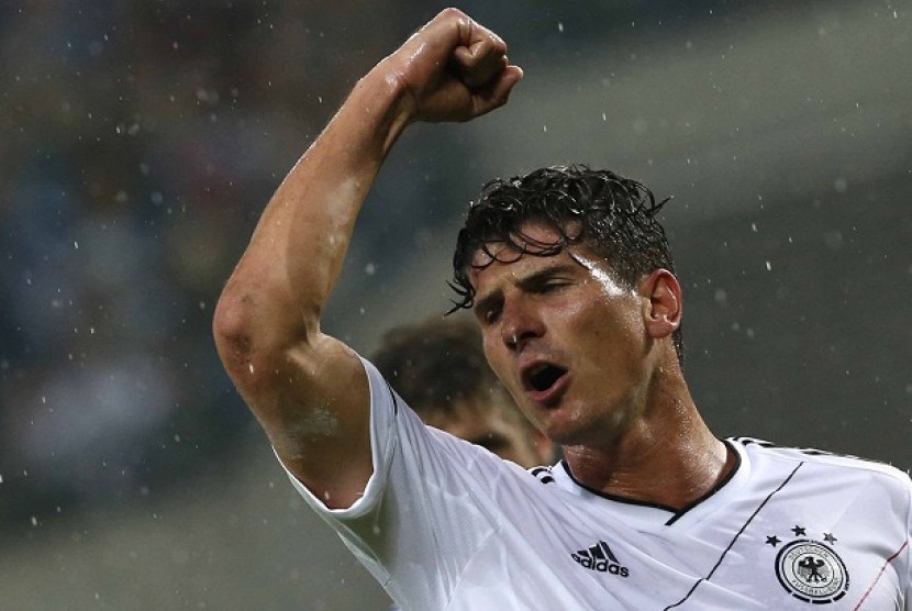 Mario Gomez usai menjebol gawang Portugal.