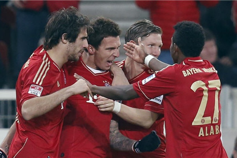 Mario Mandzukic (dua kiri), pemain Bayern Muenchen asal Kroasia, melakukan selebrasi bersama rekan setim usai menjebol jala VfB Stuttgart di laga Liga Jerman di Stuttgart, Jerman, Ahad (27/1). 