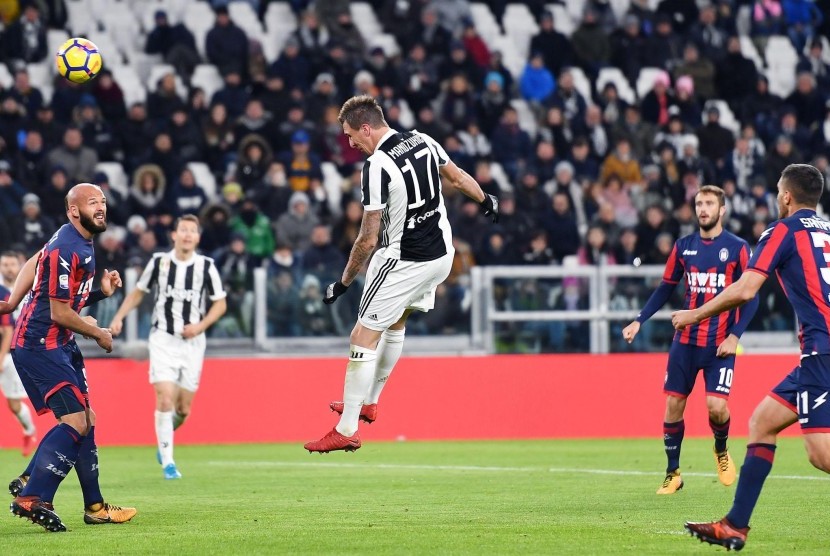 Mario Mandzukic (tengah) mencetak gol untuk Juventus pada pertandingan melawan Crotone di Stadion Allianz, Turin, Italia, Senin (27/11) dini hari WIB. 