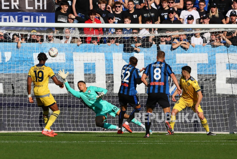 Mario Pasalic dari Atalanta mencetak gol ke gawang Udinese pada pertandingan sepak bola Serie A Liga Italia di Stadion Gewiss, Bergamo, Italia, Ahad 10 November 2024. 