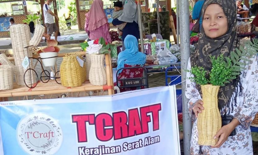 Marita Utari, alumnus Universitas BSI (Bina Sarana Informatika) tahun 2015 yang gigih membangun usaha craft (kerjinan tangan), berupa kerajinan serat alam. Dengan prinsip hidupnya yang ingin hidup mandiri, dan ingin menciptakan lapangan kerja sendiri, maka ia memutuskan untuk memulai bisnis kerajinan serat alam ini. Ia memulai bisnis onlinenya ini, sejak November 2020.