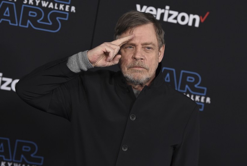 Aktor Mark Hamill yang memerankan Luke Skywalker hadir di premier Star Wars: The Rise of Skywalker pada Senin (16/12/2019), di Los Angeles, AS. Hamill menjadi duta proyek Ary of Drones, United 24 Ukraina.