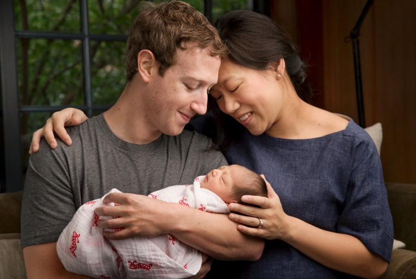 Mark Zuckerberg dan istrinya Priscilla Chan menggendong putri mereka, Max.