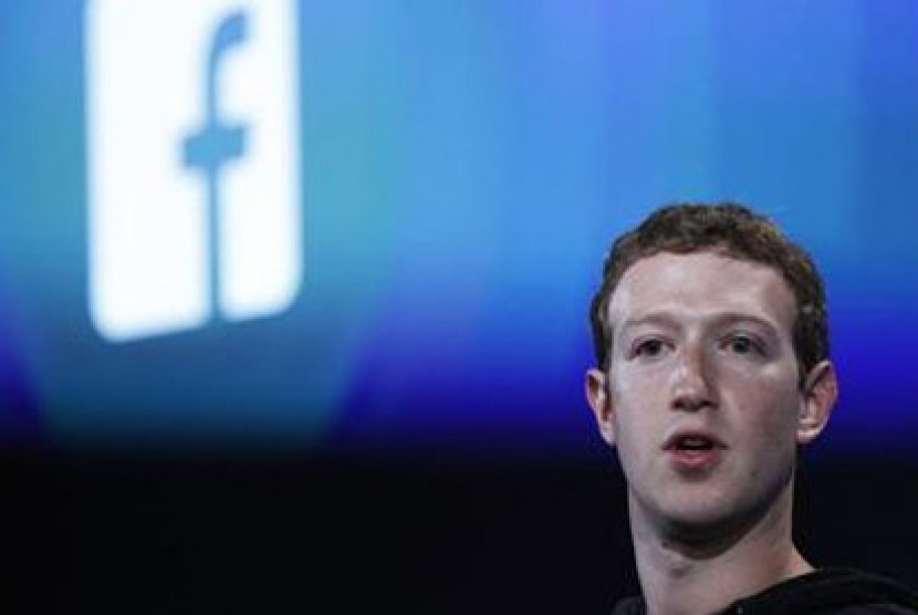 Mark Zuckerberg memperkenalkan Facebook Home.